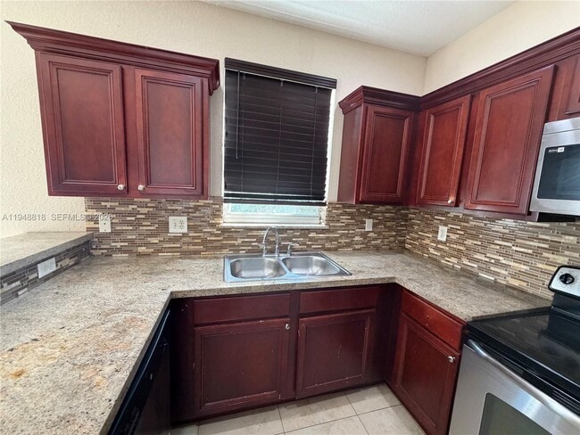 Building Photo - 20715 NE 10th Ct