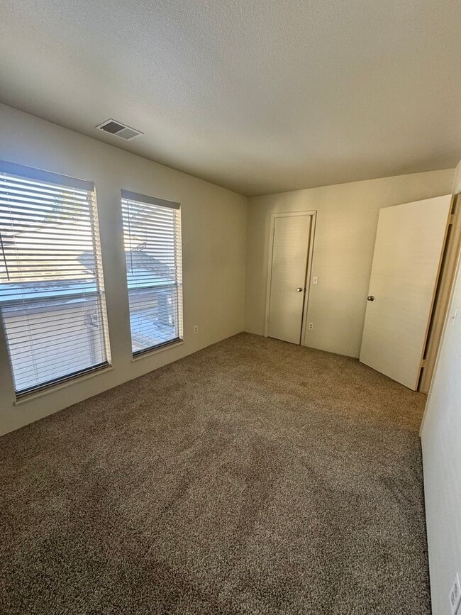 Building Photo - 2 Bedroom Townhome with Pool and Fitness Center/Centrally Located!!