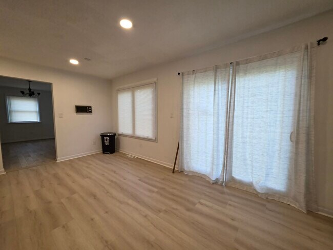 Building Photo - 8241 Robin Hood Dr