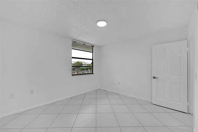 Building Photo - 1703 Whitehall Dr