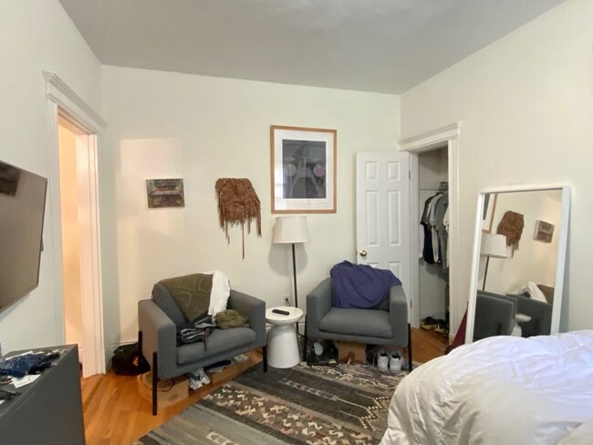 Building Photo - Nicely maintained, inexpensive studio in a...