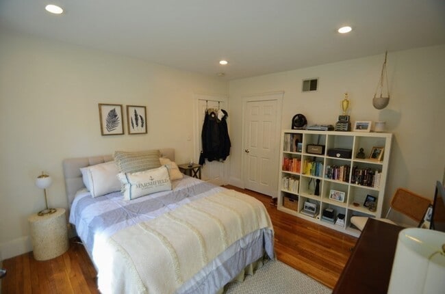 Building Photo - 103 Welles Ave