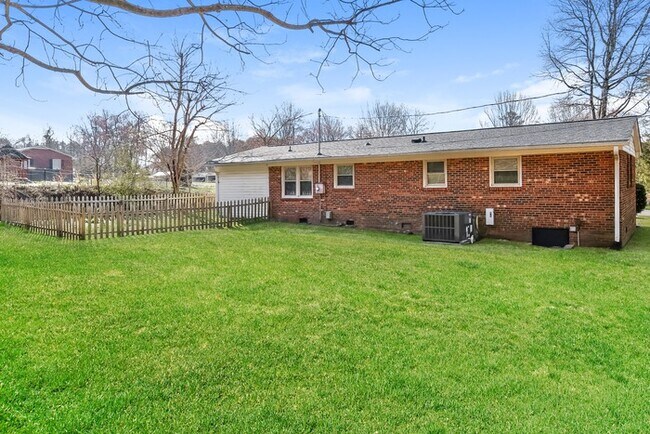 Building Photo - 3 Bedroom Home in Winston Salem