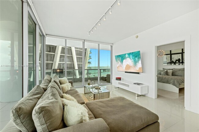 Primary Photo - 900 Biscayne Blvd