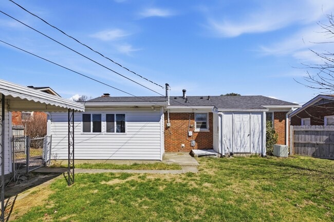 Building Photo - 2147 Palms Dr