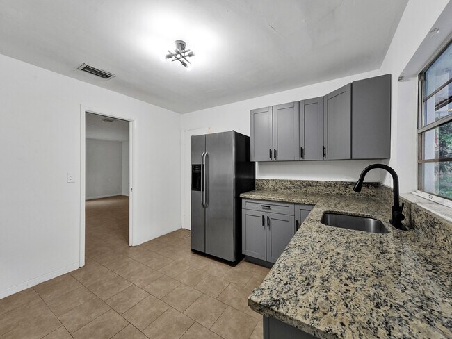 Building Photo - 3226 Oak Ave