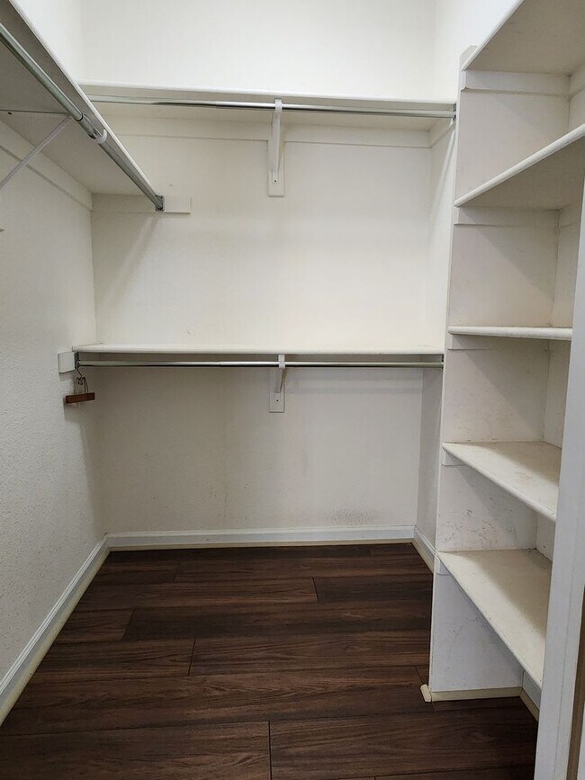 Building Photo - Beautiful condo in highly desired area of ...