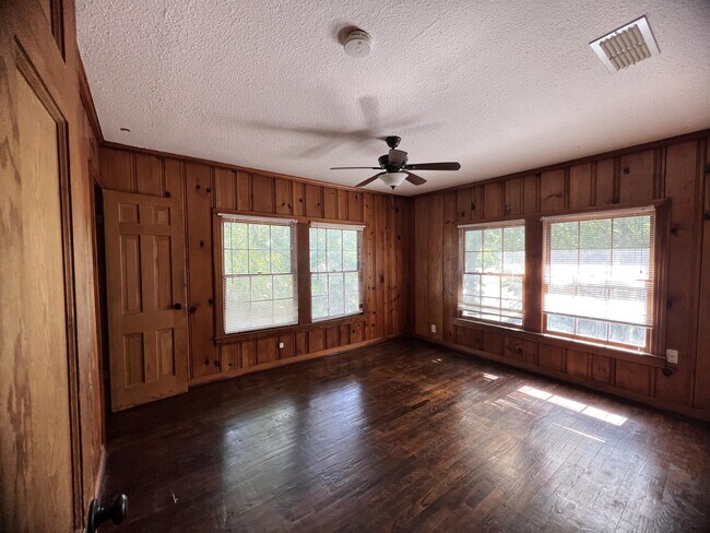 Building Photo - 920 Bolivar St