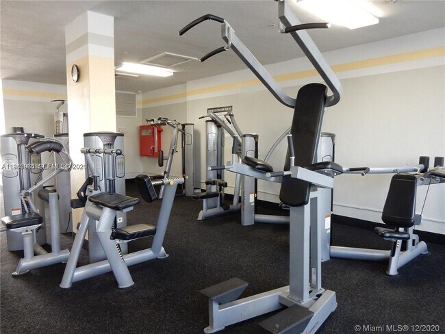 Building Photo - 400 Kings Point Dr