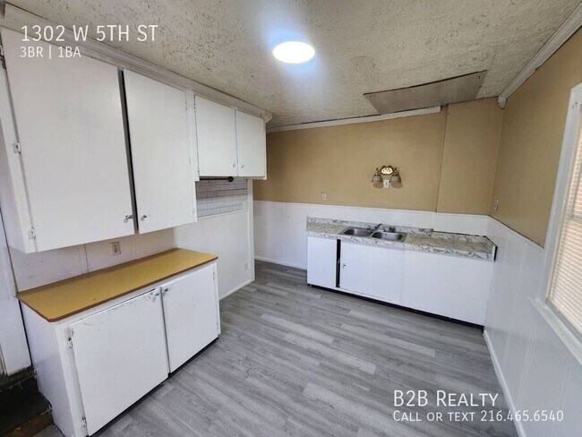 Building Photo - 1302 W 5th St