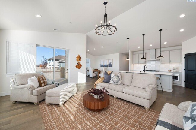 Building Photo - Generational suite w/separate entrance!