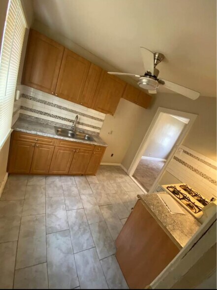 Building Photo - 9209 Pinehurst St