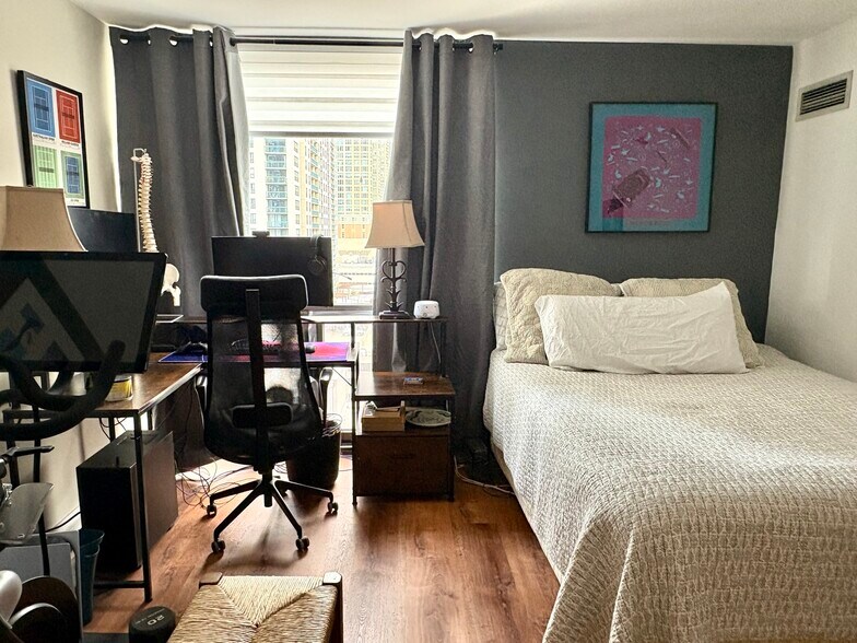 Building Photo - 70 W Huron St