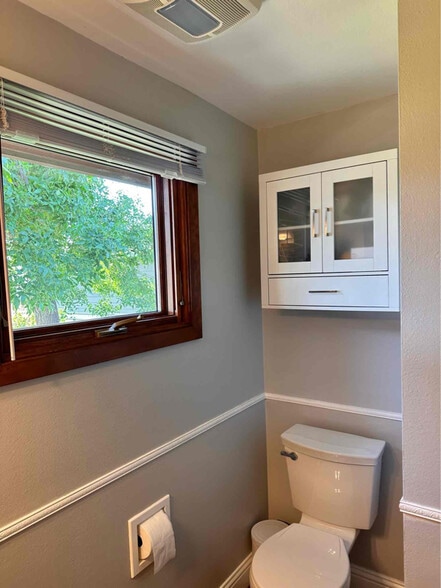 Building Photo - 712 25th Ave NE