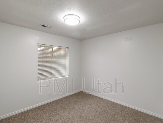 Building Photo - 3211 S 945 E