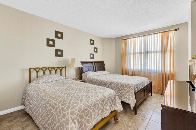 Building Photo - 1985 S Ocean Dr