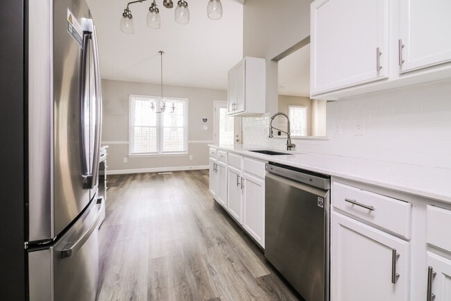 Building Photo - 998 St Catherines Dr