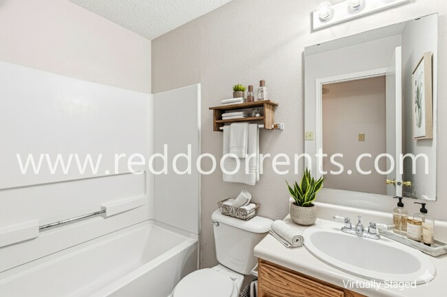 Building Photo - Modern Living in Greenfield