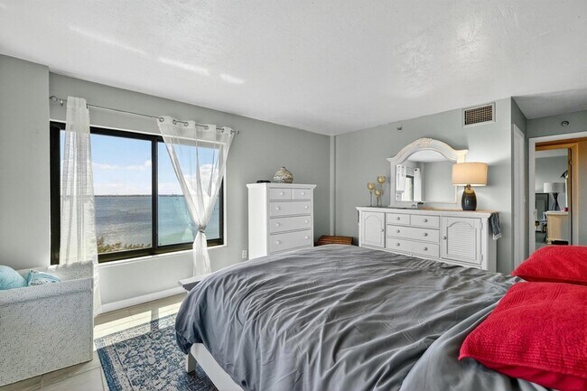 Building Photo - 801 S Ocean Dr