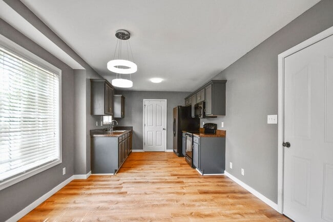 Building Photo - Pet Friendly Three Bedroom!