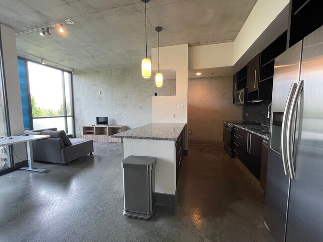 Building Photo - Awesome 1BR Loft Style Condo Overlooking M...