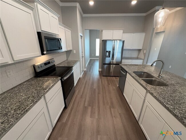Building Photo - 907 Holliday Dr