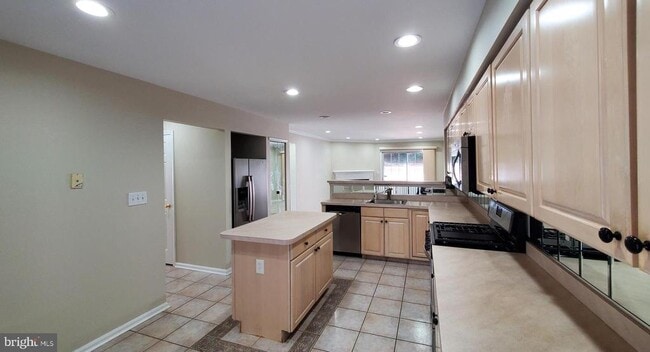 Building Photo - 101 Treymore Ct