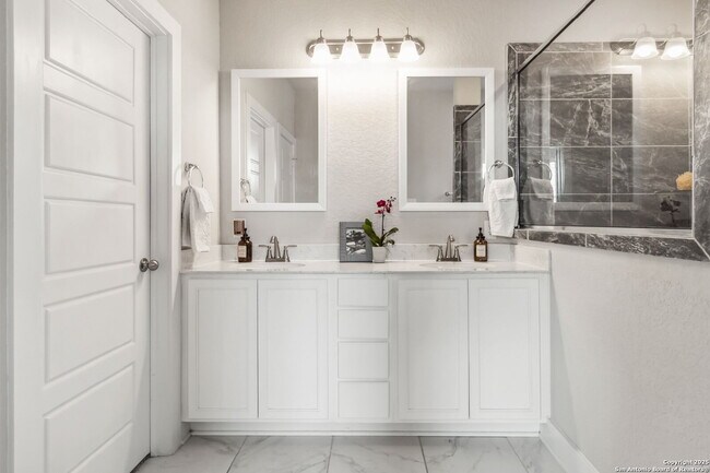 Building Photo - "Charming 3-Bedroom Home with 2 Full Baths and 1902 Sq Ft of Comfort in San Antonio!"