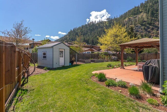 Building Photo - Bright & Spacious 4-Bedroom Haven Just Minutes from Leavenworth Village