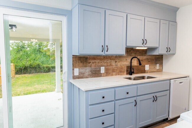 Building Photo - 811 Matchett St