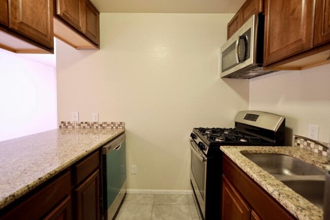 Building Photo - 1025 Valencia Dr SE