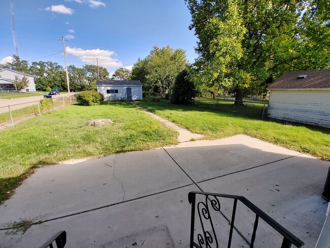 Building Photo - Cute 2 Bedroom House