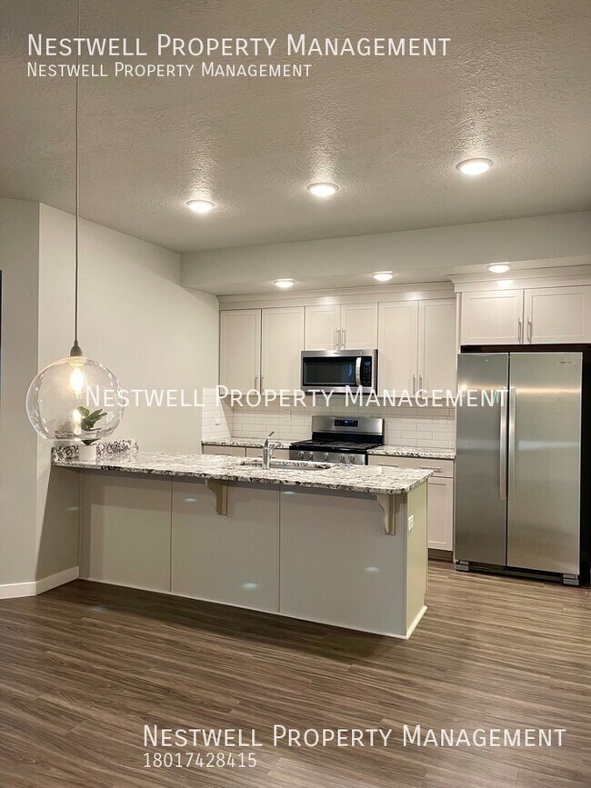Building Photo - Amazing End-Row Townhome in Traverse Mountain