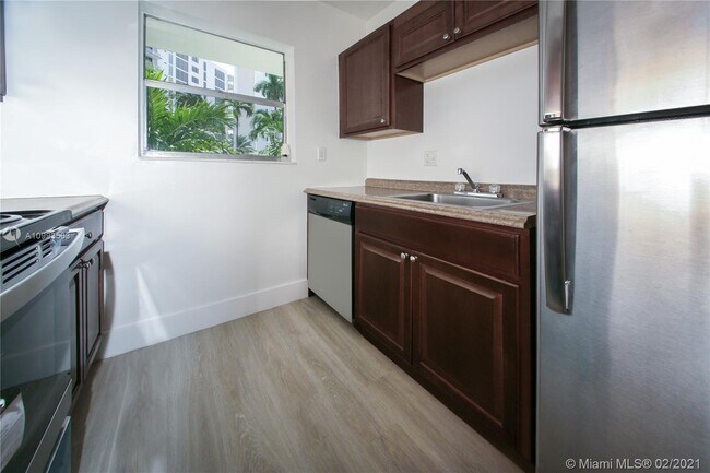 Building Photo - 512 Bayshore Dr