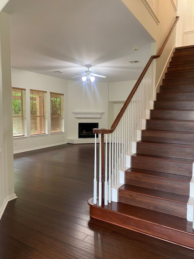 Building Photo - Large 4-bedroom with Office in the Estates...