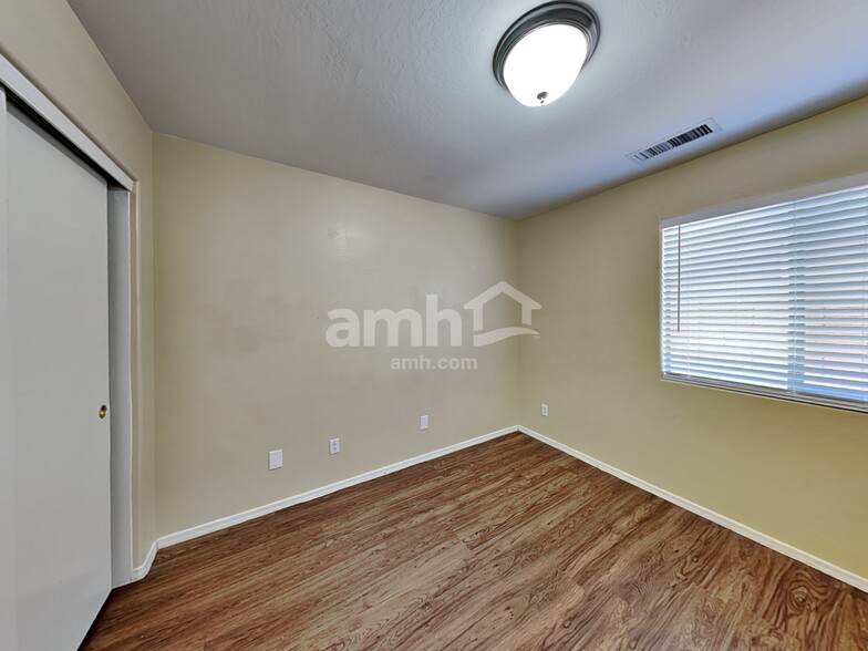 Building Photo - 10772 W Mountain View Dr