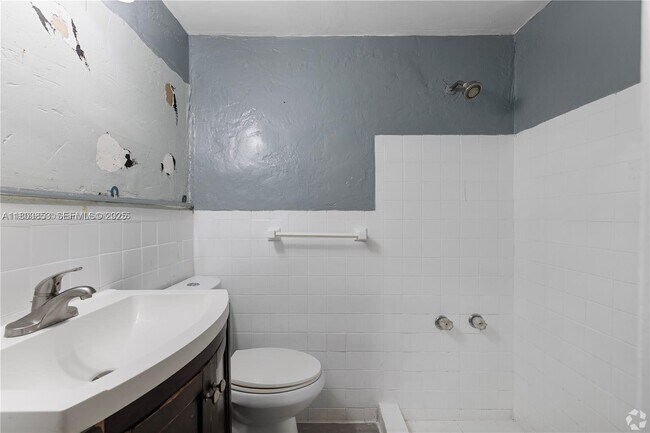 Building Photo - 420 78th St