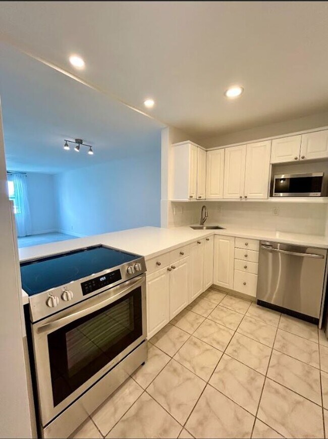 Building Photo - Large Updated 1 Bedroom 1.5 Bath Condo - S...