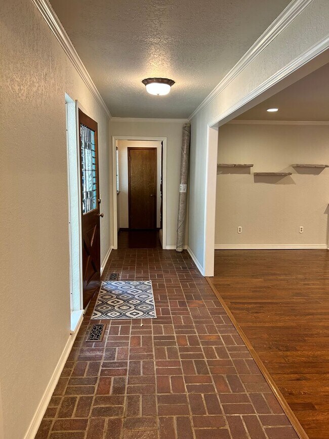 Building Photo - AVAILABLE SEPTEMBER 10TH Charming 4 bed 2....