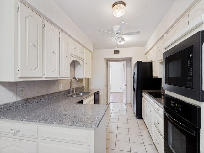 Building Photo - 412 Oakmont Ln N