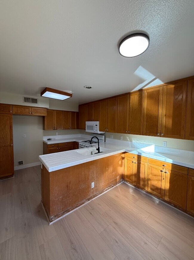 Building Photo - Beautiful 3 Bedroom 2 1/2 Bathroom Granada Hills Townhouse! Must See! Ready For Move-In!