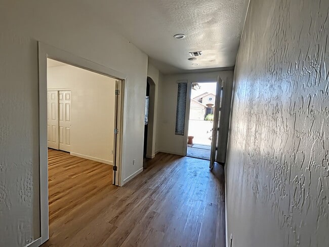 Building Photo - 29810 N Little Leaf Dr