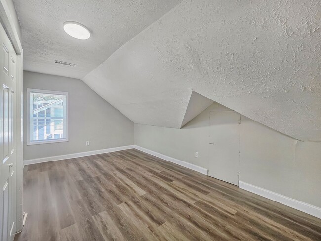 Building Photo - Beautifully Renovated 4 Bedroom Home in th...