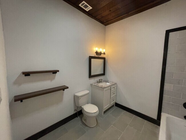 Building Photo - 112 Yates St