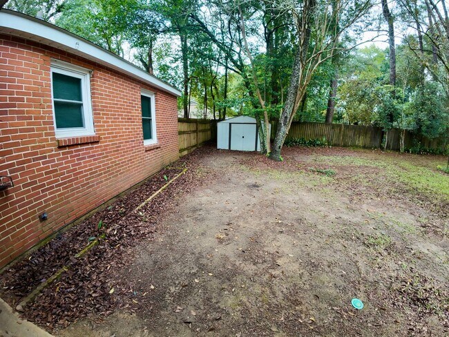 Building Photo - 3/1 Brick Home Near USA Campus w/ Carport & Fenced-In yard