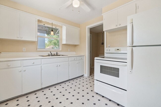 Building Photo - Charming 2/1 Home w/ Partially Fenced Yard in St. Cloud