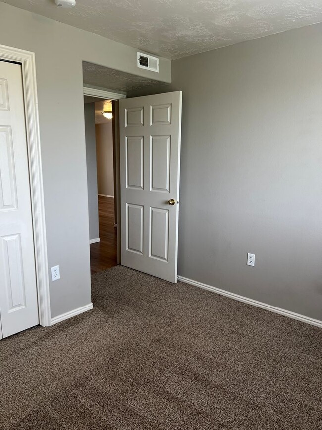 Building Photo - BEAUTIFUL 2 Bed 1 bath Continental condo w...
