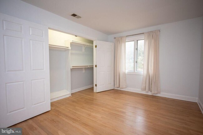 Building Photo - 9700 Grenadier Ct