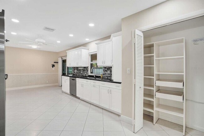 Building Photo - 2527 Lakes Dr