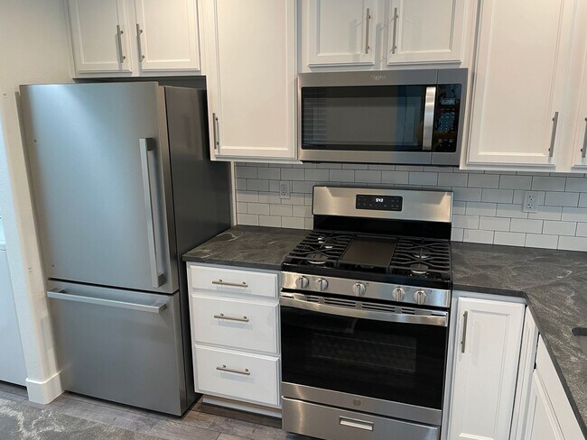 Building Photo - Beautifully Updated 2 Bed / 2.5 Bath Duplex in SW Redmond – Move-In Ready!